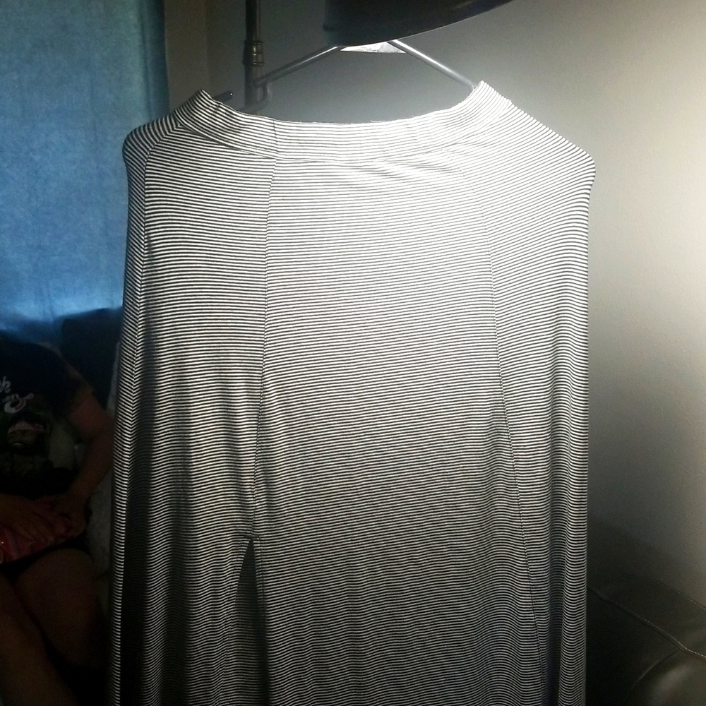 Skirt black n white thin stripes with a slit .Abercrombie & fitch size s